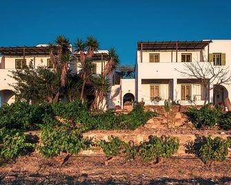 Ailouros summer hotel - Schoinousa - Edificio