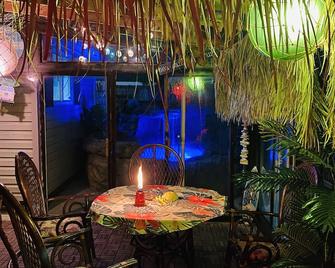 Multicolor LED Pool Rock Waterfall Hot tub getaway! Large Home 7 Beds - Florissant - Patio