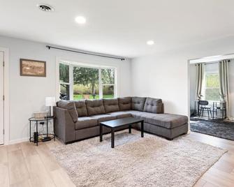 Naples Creekside Cabin | Flx Wineries | King Bed - Naples - Soggiorno
