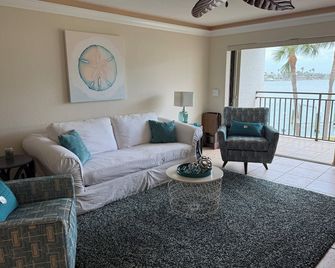 Waterfront Treasure Island Beach Condo - Treasure Island - Living room