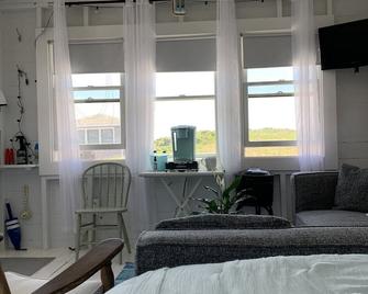 Cottage #28 - Free Standing Sutton Place Cottage. Private beach across street. - Truro - Living room