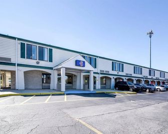 Motel 6 Newark - Newark - Building