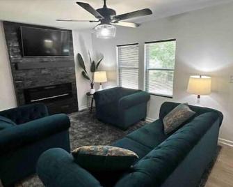 The Glen Home - Tuscaloosa - Living room