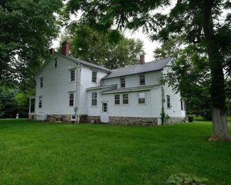 Historic 1874 Farm House at Foot of Gunks - Wallkill - Building