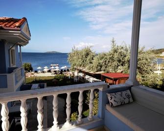 Cundavilla Suite Hotel - אייבאליק - מרפסת