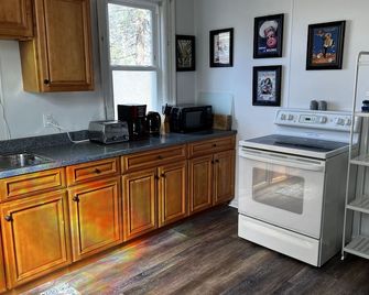 Great Gorge Guesthouse - Walk to the Falls, the Casino and all Downtown Restaurants - Across from the Aquarium - Niagara Falls - Kitchen