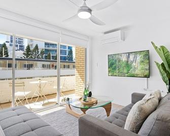 Beachfront escape Broadbeach, 2 bd, Pool , sleeps 7 - Broadbeach - Living room