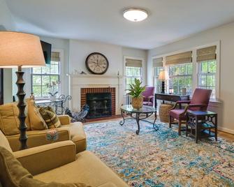 Cumberland Cottage w/ Screened Porch + Fire Pit! - Cumberland - Living room