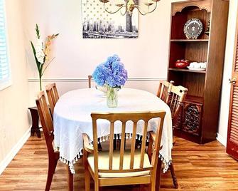 East Memphis Home Welcomes Long Stay - Germantown - Dining room