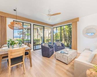 Napili Point B37 · Np B37 Relax Recharge Whale Watch Oceanfront - Kahana - Living room