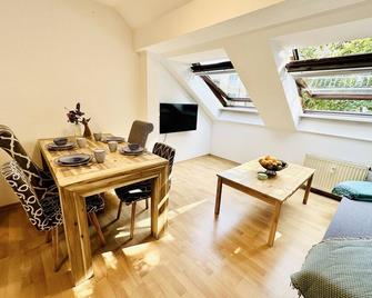 Fantastische Dachgeschosswohnung in Connewitz - 3 private Schlafbereiche - Platz für bis zu 5 Personen - tolle Lage und öffentliche Verkehrsmittel - Leipzig - Spisestue
