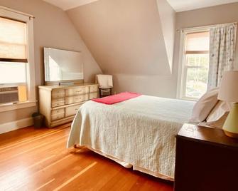 Willard Square Family Home - South Portland - Bedroom