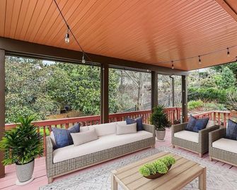 Modern retreat - stay minutes from Portland, Mt Hood, dining & nature attraction - Happy Valley - Patio