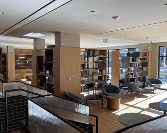 Reston Town Center Station Apartment - 10 mins walk to DC access! - Reston - Lounge