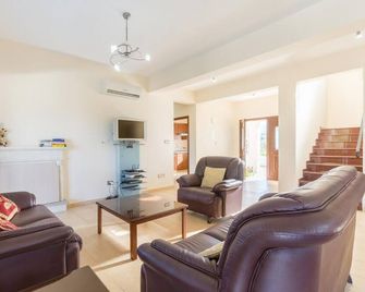 Villa Clementina - Four Bedroom Villa, Sleeps 9 - Ayia Marina Khrysokous - Sala de estar