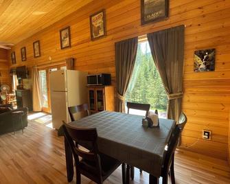 Glacier Park/Essex Carriage House 25 miles-East or West Glacier National Park - 埃塞克斯 - 餐廳