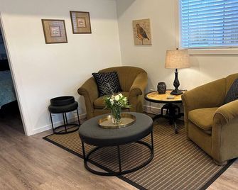 Private suite steps away from the ferry and some of Powell River's best dining. - Powell River - Σαλόνι