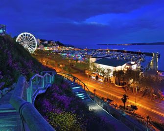 The Town House at Muntham- Luxury Holiday Home with Hot Tub - Torquay
