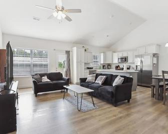 Charming St Robert Home Near Downtown Waynesville! - Waynesville - Living room