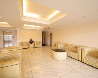 Ritzton Hotel - Йогор Багру - Лоббі