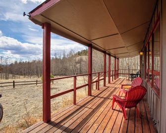 Cozy Cabin -backs to forest, close to fishing - Lake George - Balcony