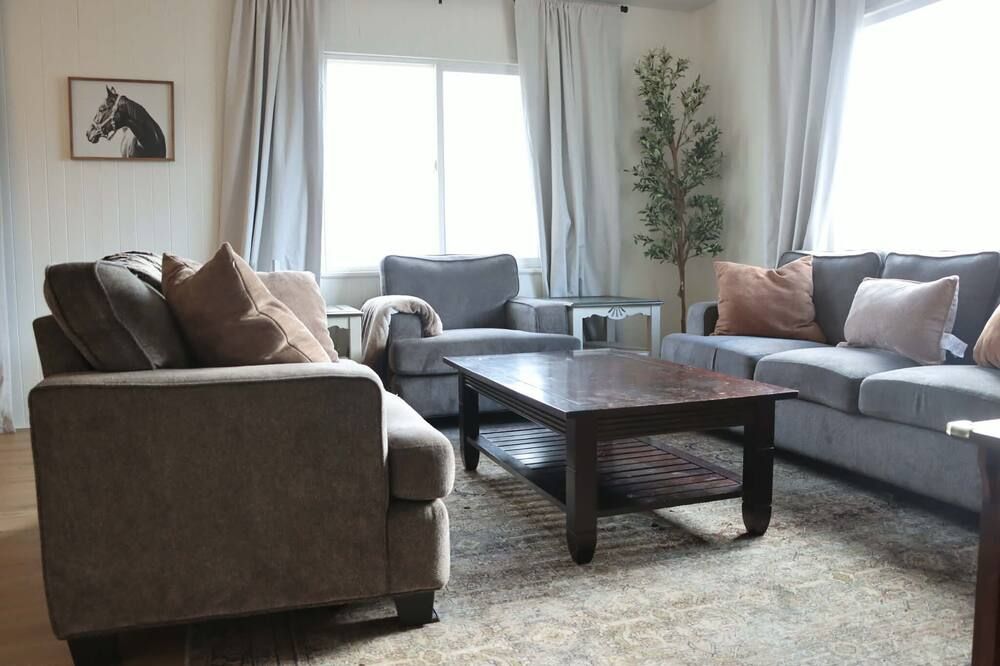 The Gathering House- Unique Converted Church Stay- groups welcome- large parking - Omak - Sala de estar