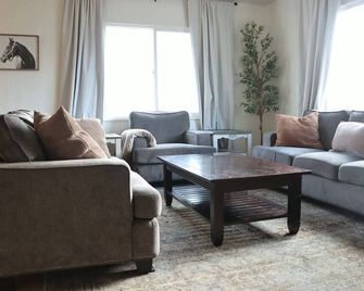 The Gathering House- Unique Converted Church Stay- groups welcome- large parking - Omak - Huiskamer