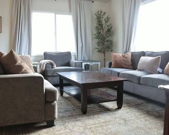The Gathering House- Unique Converted Church Stay- groups welcome- large parking - Omak - Sala de estar