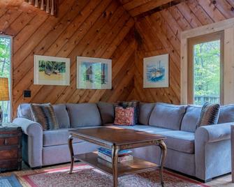New Listing: Open Floor Plan, Extensive Decking, Close To Gardiners Bay - Amagansett - Soggiorno