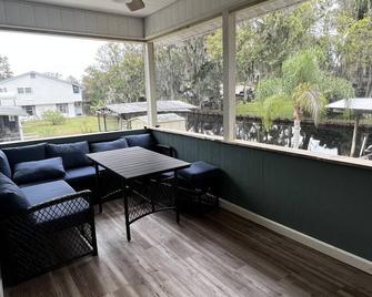 Multi Family waterfront house. Plenty of parking, close to springs. - Astor - Balcón