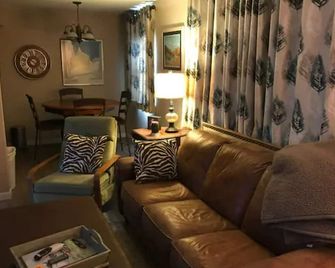 Convenient Condo near Airport - Irving - Living room