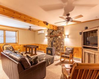 The Nut House - Banner Elk - Living room