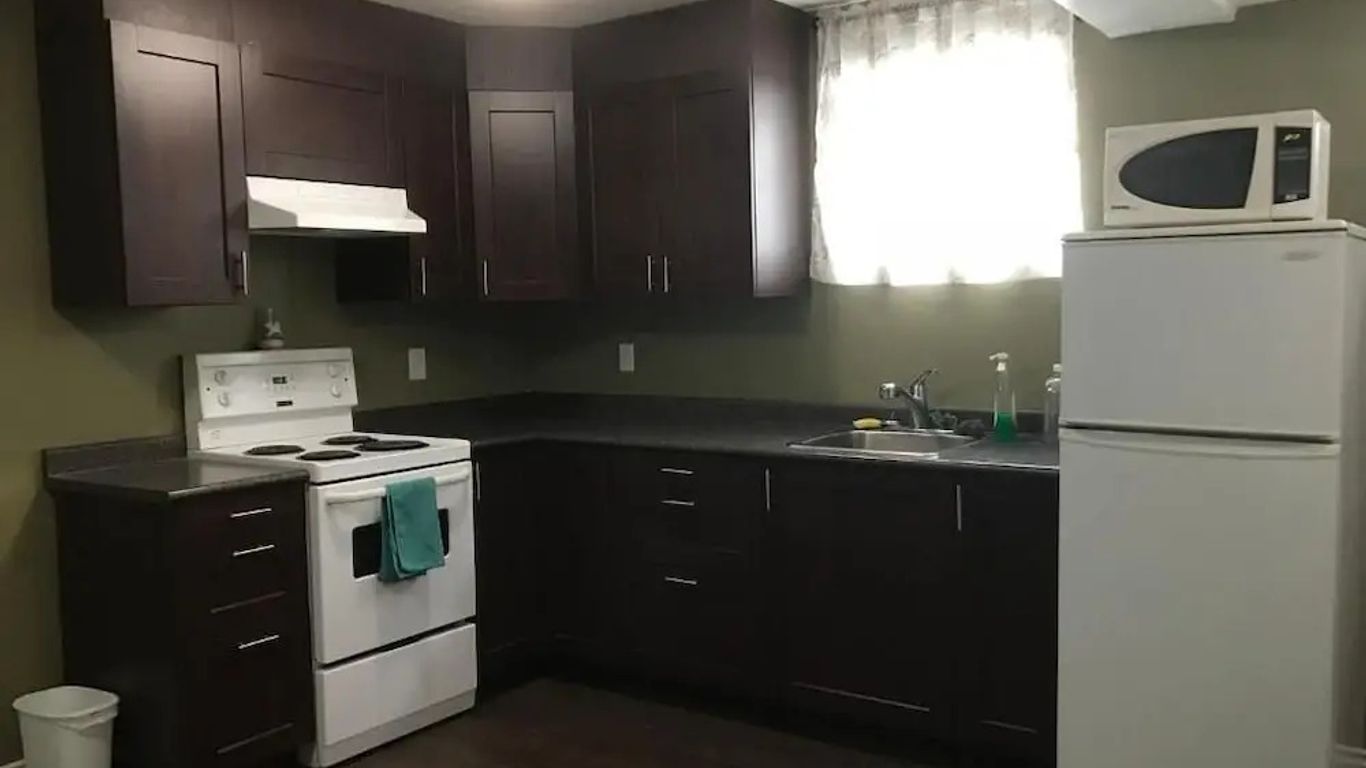 Private Rooms in a 3 Bedroom Guest House Close to Kingsway NAIT 1 Person per Room No Couples For Men Only