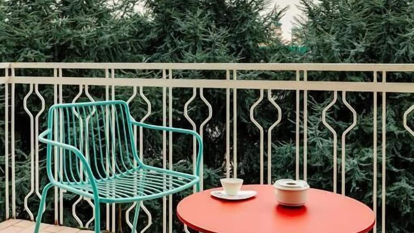 انجو آند ييف روومز