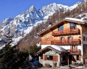 Hotel Chalet Joli - Courmayeur - Gebäude