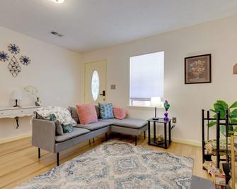 Stunning Gulfport Getaway about 1 Mi to the Beach - Gulfport - Living room