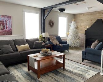 Rocklyn Inn Bed & Breakfast - Walters Falls - Living room