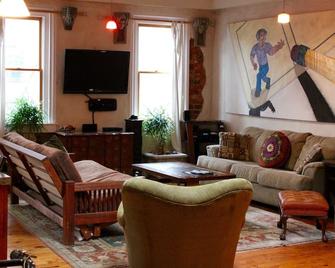 Urban Loft in Downtown Asheville - Asheville - Living room