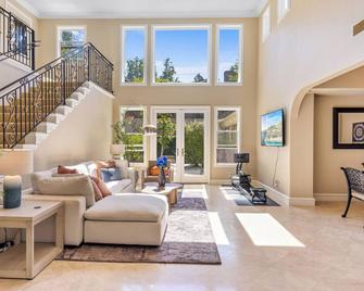 4000SF + 18min Disney! Stunning Pool w/ Basketball/ Pool Table/Huge Private Yard - Santa Ana - Living room