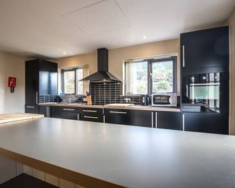 Rock Cottage - 3 Bedroom Holiday Home - Fishguard - Fishguard - Kitchen