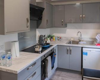 Maidstone Serviced Apartment - Next to Station and High St - Maidstone - Kitchen