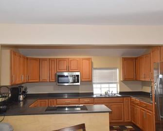 Bayfront Family Vacation Rental - Ocean View - Bottle Creek, North Caicos - Flamingo Pond - Kitchen