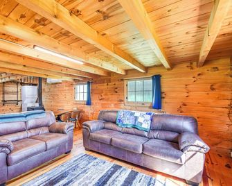 Bellevue Log Cabin w/ Gas Grill & Creek Access - Bellevue - Sala de estar