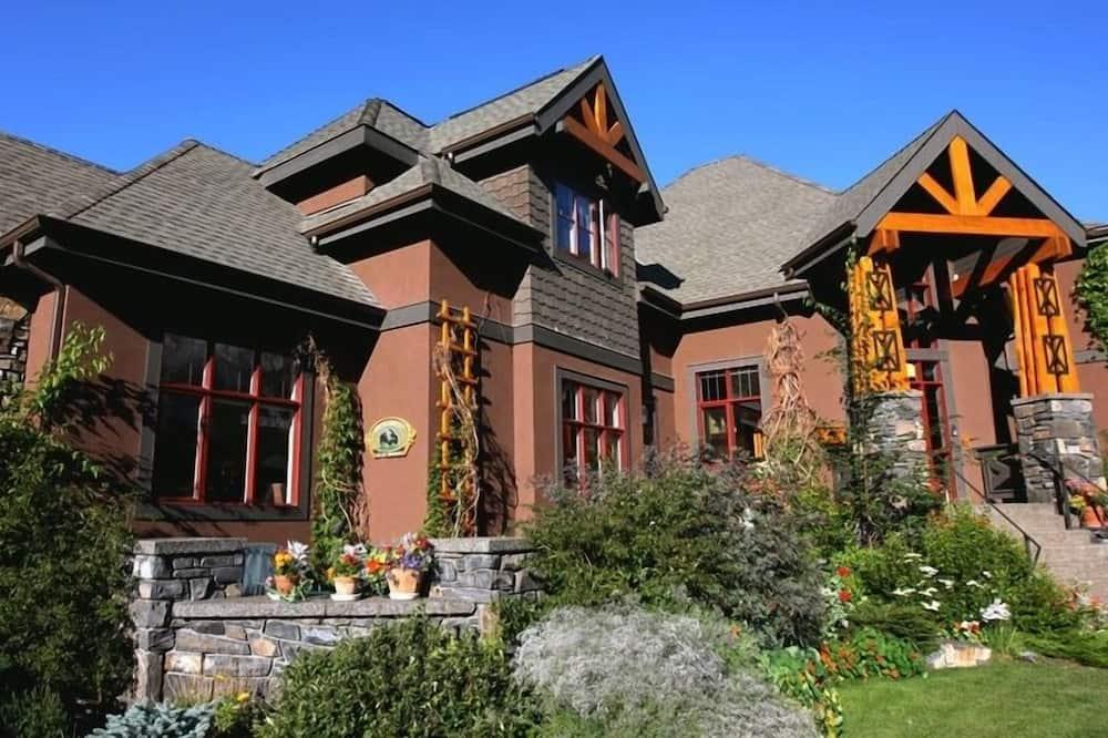 Buffaloberry Bed And Breakfast From $477. Banff Hotel Deals & Reviews ...