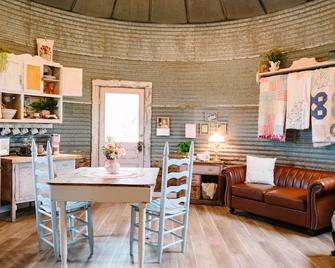 The Silos at Promise Manor \'Dolly\'! Farm stay mins from historic Lynchburg, TN. - Lynchburg - Sala pranzo