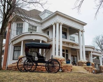 The Lynnie Ann at The Judges Chamber - Guthrie