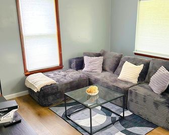 Home away from home - Akron - Living room