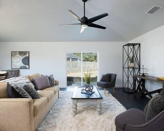 New Home- Sleeps 8 -Near Gainesville & Springs - High Springs - Living room