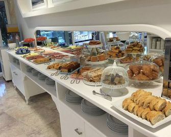 Hotel Faro de San Vicente - Сан-Вісенте-де-ла-Баркера - Buffet