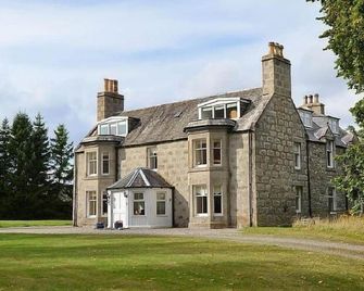 Large Detached Stone House Dating From 1790 Set In 2.5 Acres Of Private Grounds - Grantown-on-Spey - Gebäude